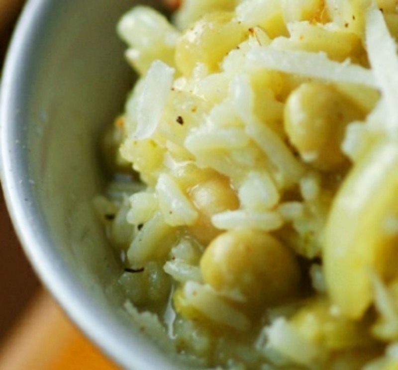 risi e bisi in a pale blue dish